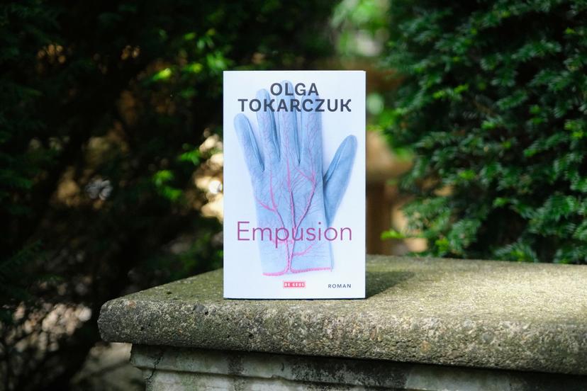 Boek Empusion op stenen tafel