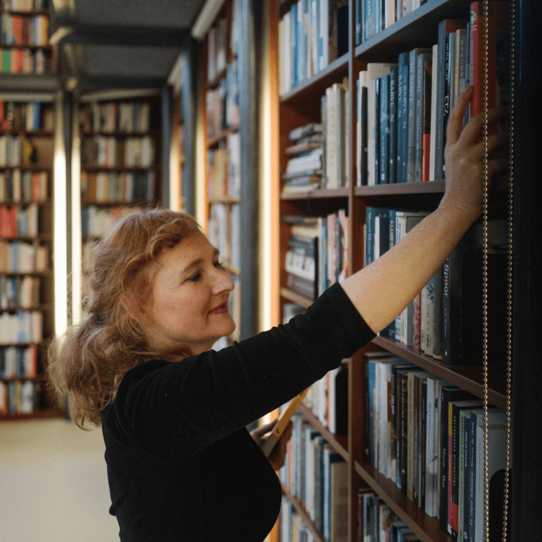 Vrouw bij boekenkast